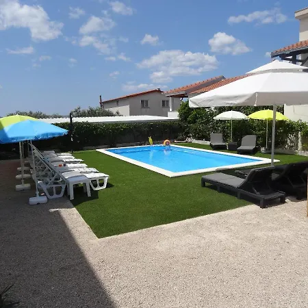 Modern Island With Pool 80 Meters From The Sea A Appartement Ždrelac