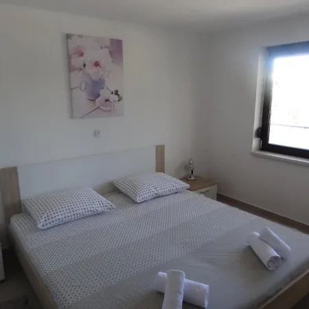 Apartment Ilsad - With Pool 80 Meters From Sea - Great Location Ždrelac