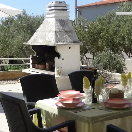 Apartment Ilsad - With Pool 80 Meters From Sea - Great Location Ždrelac