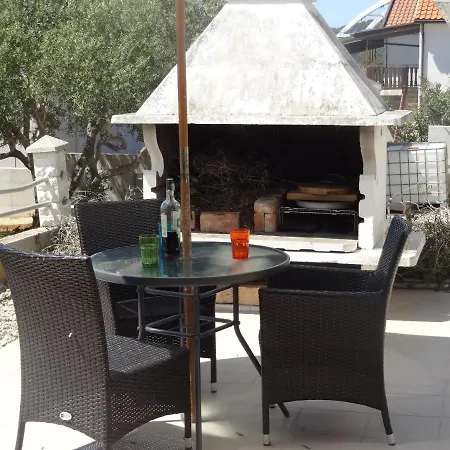 Apartment Ilsad - With Pool 80 Meters From Sea - Great Location Ždrelac