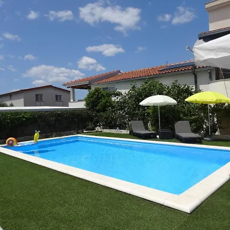 Apartment Ilsad - With Pool 80 Meters From Sea - Great Location Ždrelac