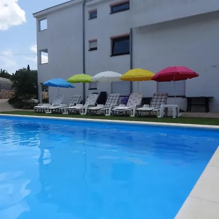 Apartment Ilsad - With Pool 80 Meters From Sea - Great Location Ždrelac