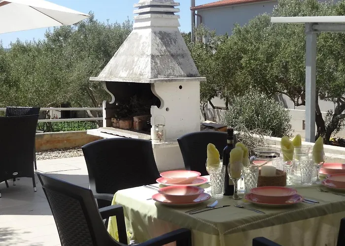 Apartment Ilsad - With Pool 80 Meters From Sea - Great Location Ždrelac